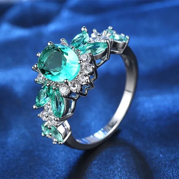 Stunning Emerald and CZ Dinner Ring in .925 Sterling Silver Plate, size 7 - Picture 2 of 3